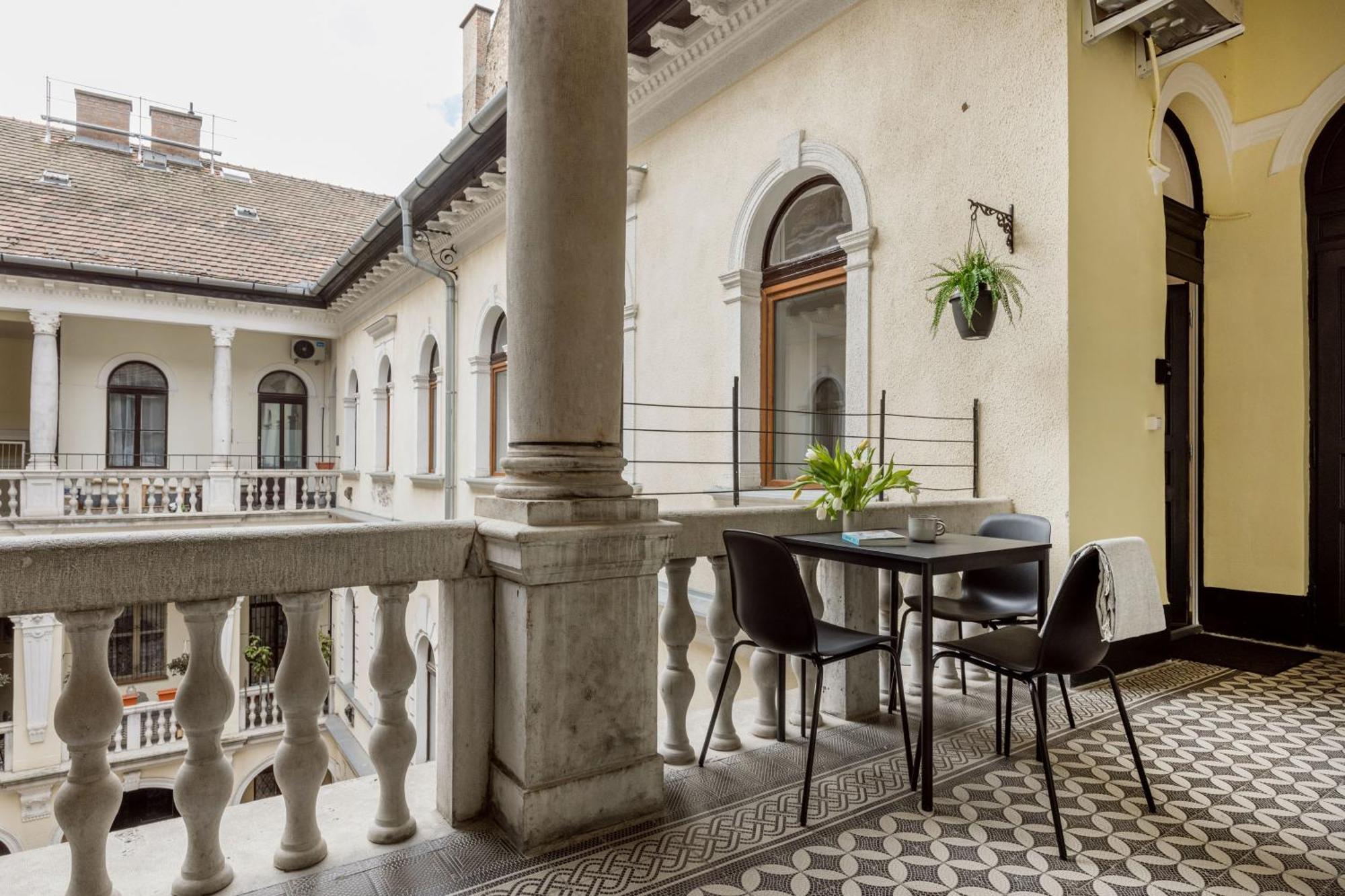 Sleek Downtown Living Lejlighed Budapest Eksteriør billede